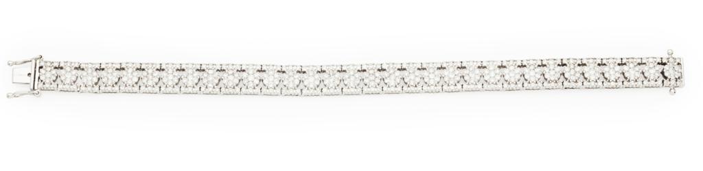 Appraisal: An ct white gold diamond set bracelet the central row