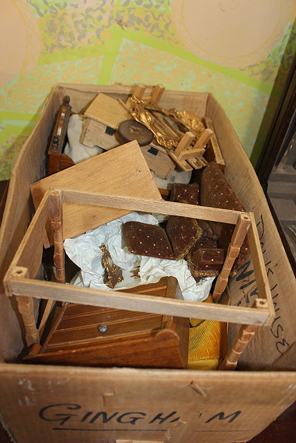 Appraisal: A QUANTITY OF VARIOUS DOLLS HOUSE FURNITURE