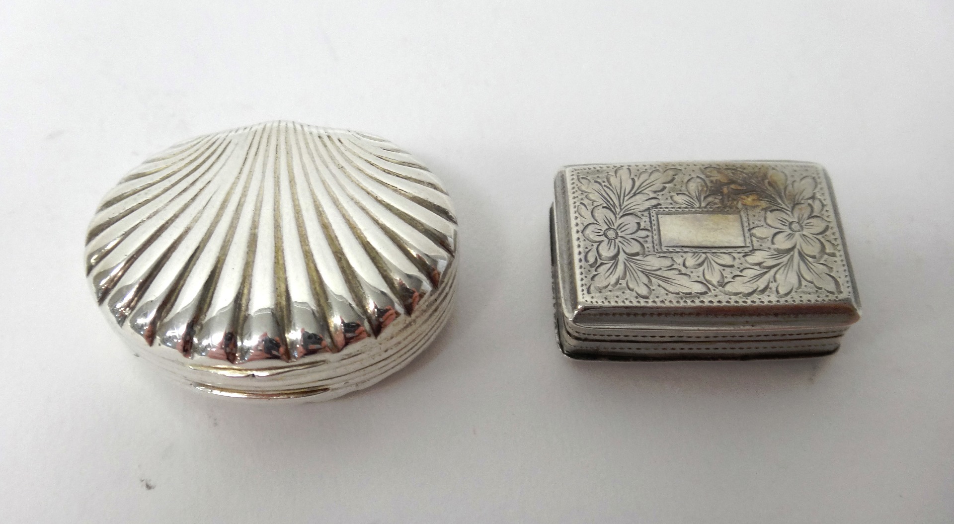 Appraisal: A silver oval vinaigrette of scallop shell form Birmingham date