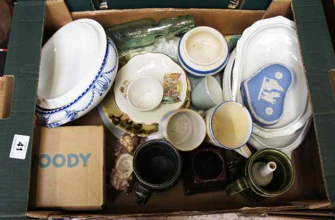 Appraisal: A collection of various pottery to include old Blue and