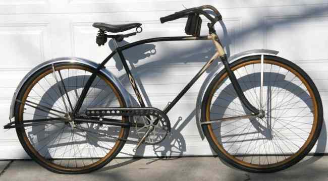 Appraisal: 's Iver Johnson Men's Camelback touring bicycle in excellent original