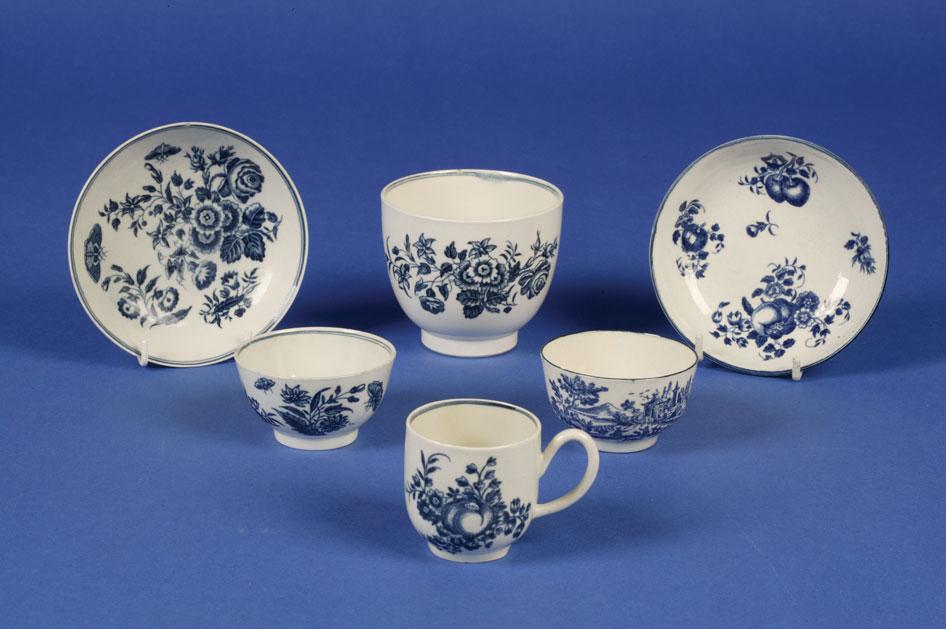 Appraisal: A FIRST PERIOD WORCESTER BLUE AND WHITE SUGAR BOWL AND