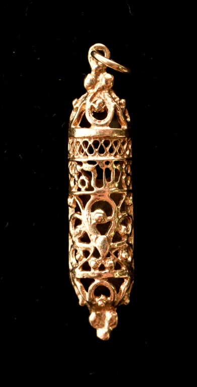 Appraisal: JUDAICA K YELLOW GOLD MEZUZAH PENDANT Judaica K yellow gold