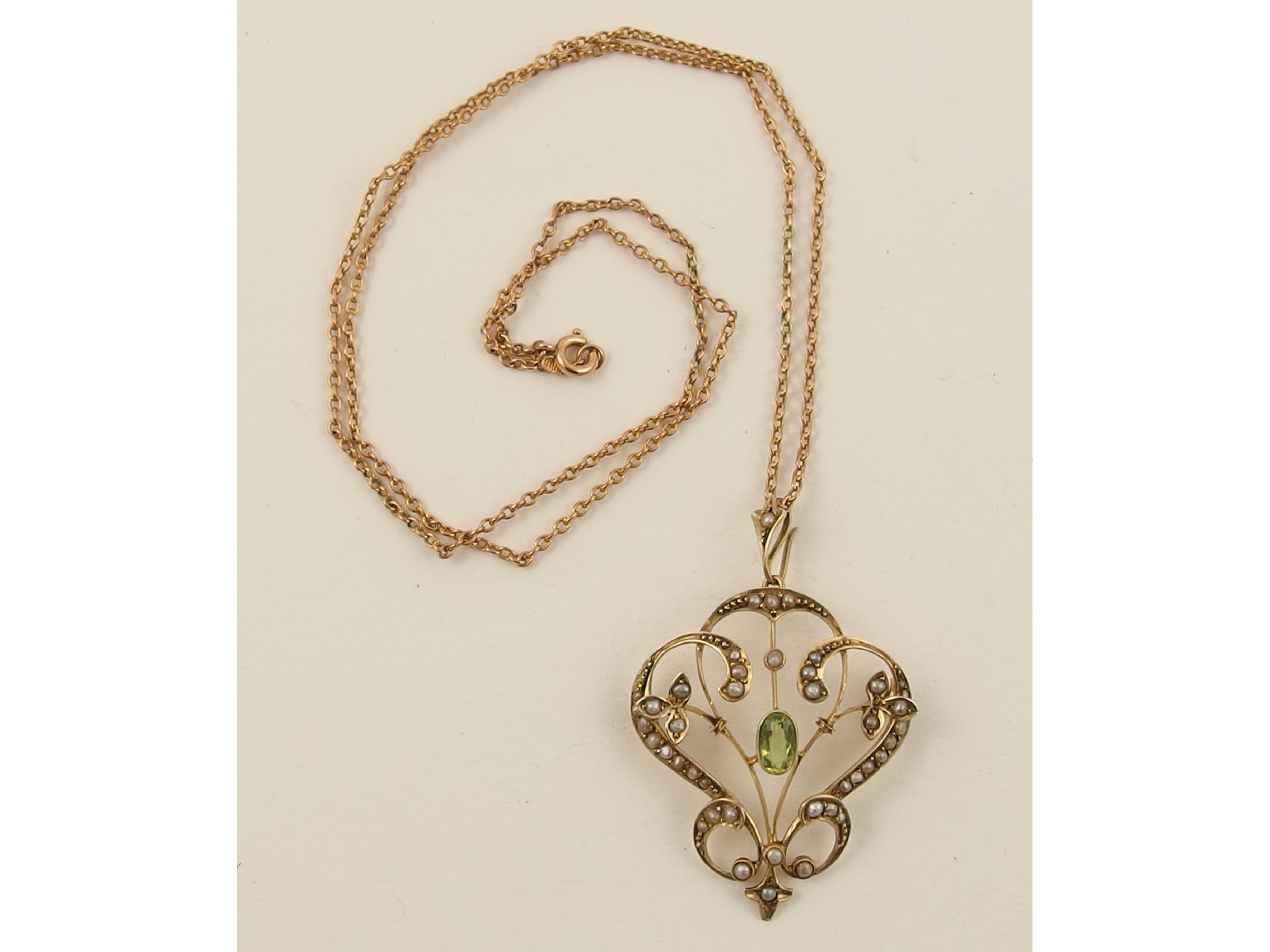 Appraisal: A ct Edwardian pendant set with pearls and a peridot