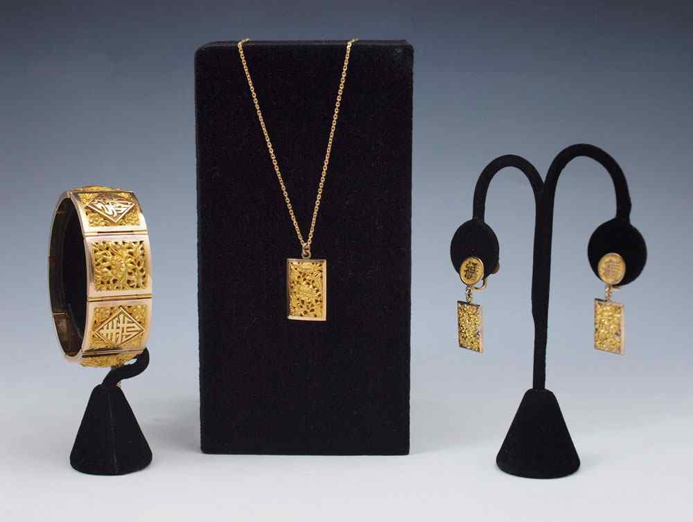 Appraisal: K BRACELET EARRINGS AND PENDANT SET K yellow gold bracelet