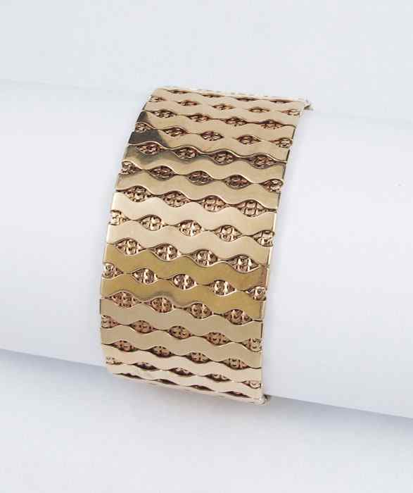 Appraisal: K FANCY GOLD BRACELET K yellow gold mesh bracelet with