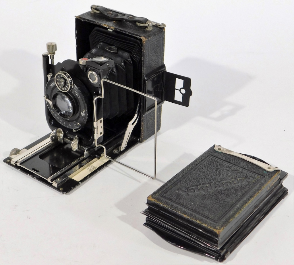 Appraisal: VOIGTL NDER AVUS X FOLDING PLATE CAMERA Voigtl nder Avus