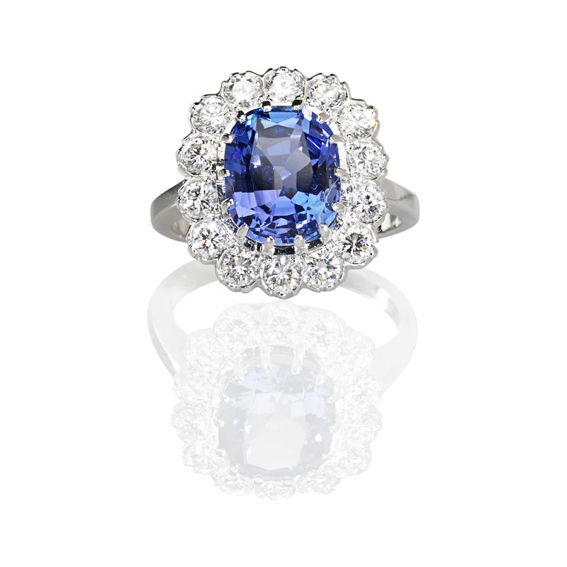 Appraisal: TANZANITE AND DIAMOND K WHITE GOLD RING Oval faceted tanzanite