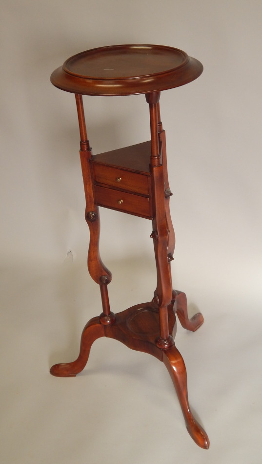 Appraisal: A reproduction mahogany wash stand the circular dish top above