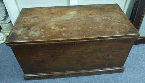 Appraisal: An oak linen chest the hinged lid disclosing a candle