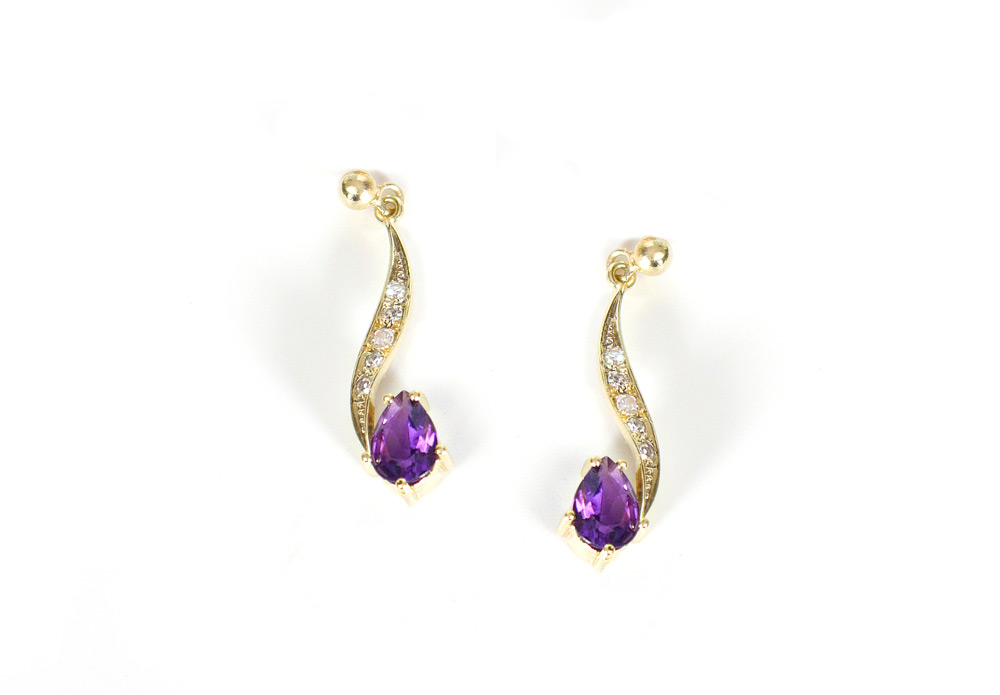 Appraisal: K AMETHYST DIAMOND EARRINGS K yellow gold earrings contain two