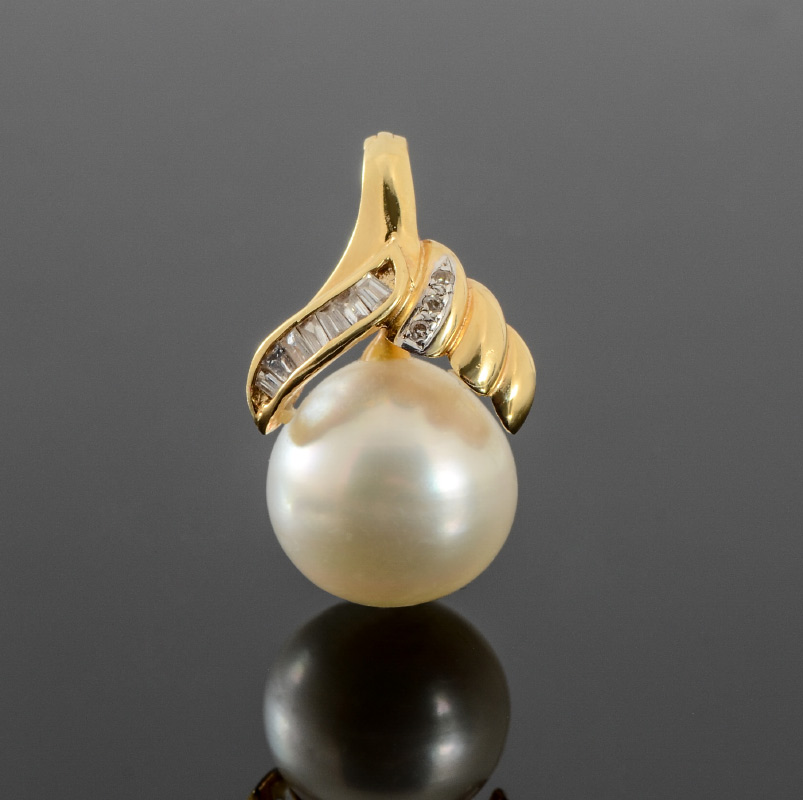 Appraisal: K PEARL AND DIAMOND PENDANT ENHANCER Large mm creamy white