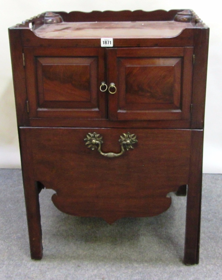 Appraisal: An th century mahogany tray top night commode with pair