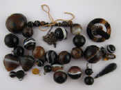 Appraisal: A mixed lot comprising an agate brooch agate beads pendants