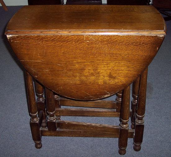 Appraisal: An oak oval two-flap gate-leg table on turned legs and