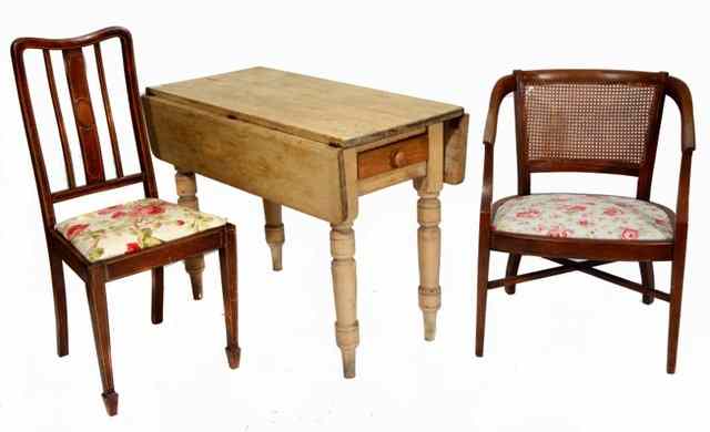 Appraisal: A VICTORIAN STRIPPED PINE PEMBROKE TABLE with single drawer to