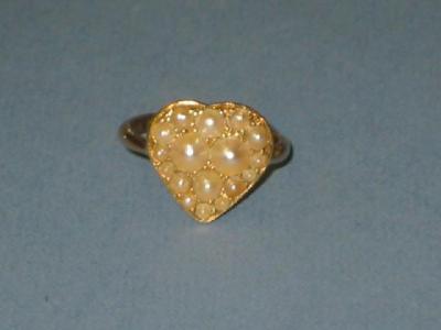 Appraisal: A VICTORIAN HEART SHAPED CT GOLD RING set with seventeen