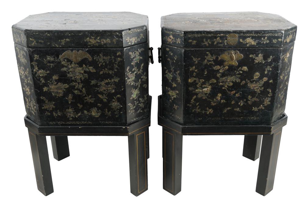 Appraisal: PAIR OF JAPANESE LACQUERED TEA CADDIESeach with hinged lid reversing