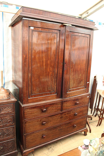 Appraisal: A VICTORIAN MAHOGANY LINEN PRESS with two panelled doors slides