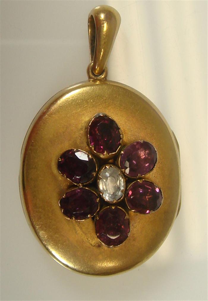 Appraisal: K yg Locket Pendant Decorated with a floral cluster of