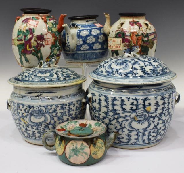 Appraisal: lot of Chinese porcelain items comprising blue and white covered