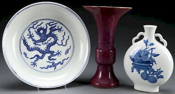 Appraisal: A THREE PIECE GROUP OF CHINESE PORCELAIN A THREE PIECE