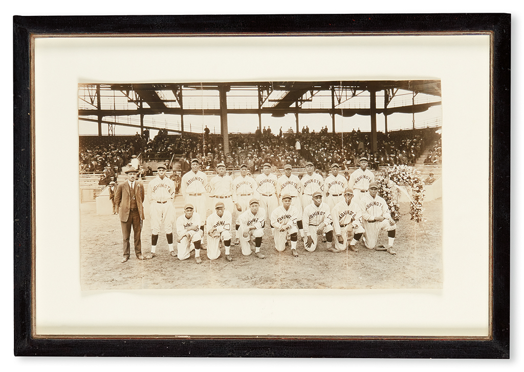 Appraisal: A COLORED LEAGUE RARITY SPORT--BASEBALL A previously unknown group photograph