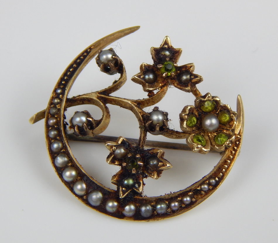 Appraisal: A Victorian peridot and seed pearl floral brooch the floral