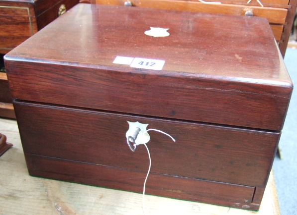 Appraisal: A Victorian rosewood and mother of pearl inlaid jewellery box