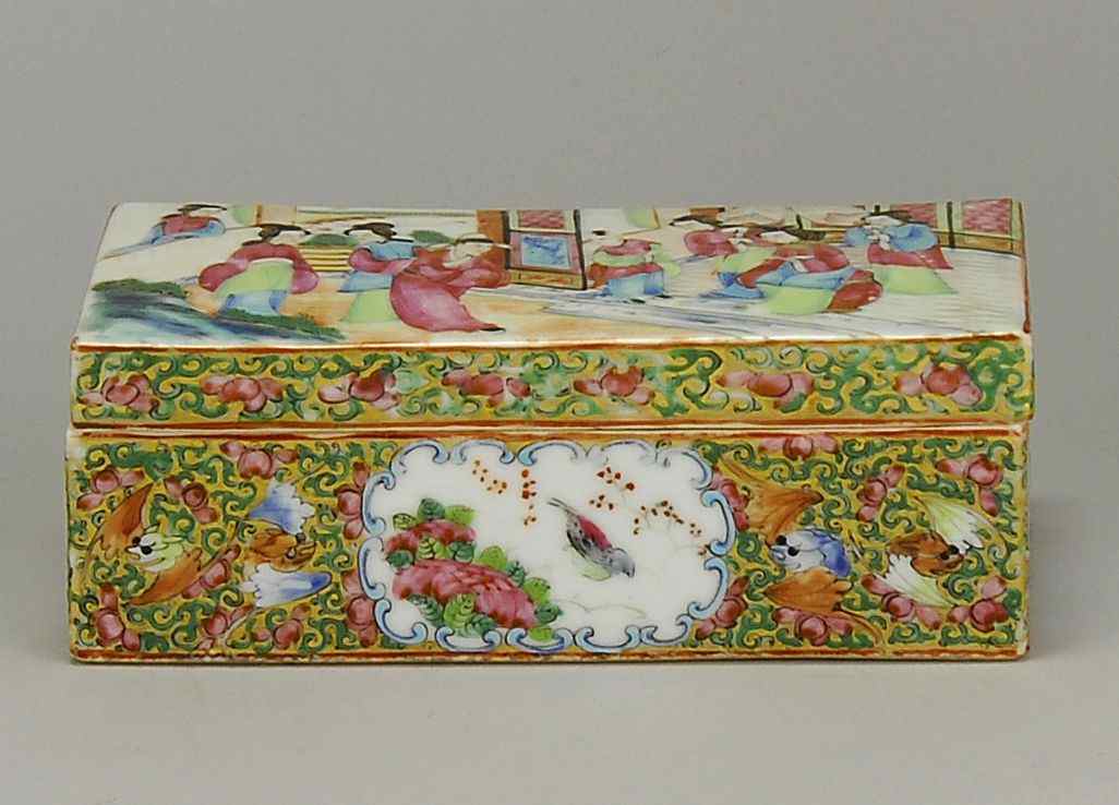 Appraisal: CHINESE EXPORT ROSE MEDALLION PORCELAIN COVERED RAZOR BOX th CenturyHeight