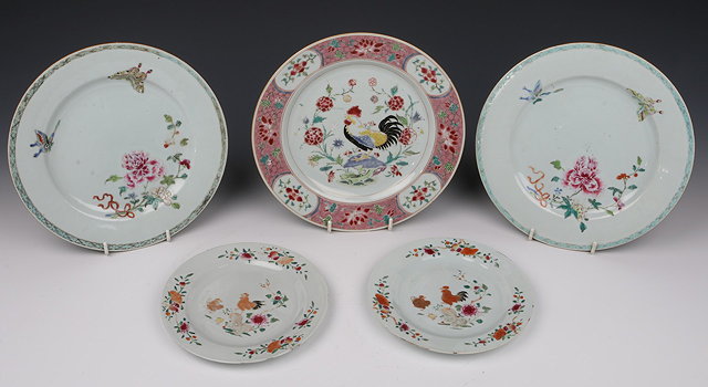 Appraisal: A PAIR OF TH CENTURY CHINESE PORCELAIN CIRCULAR PLATES with