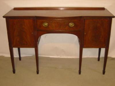 Appraisal: AN EDWARDIAN MAHOGANY SIDEBOARD of Georgian design crossbanded with stringing