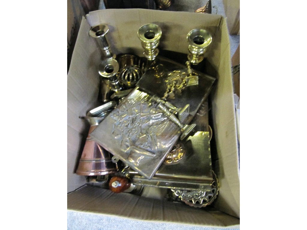 Appraisal: Box of brassware