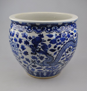 Appraisal: Chinese blue and white jardiniere decorated with dragons cm dia