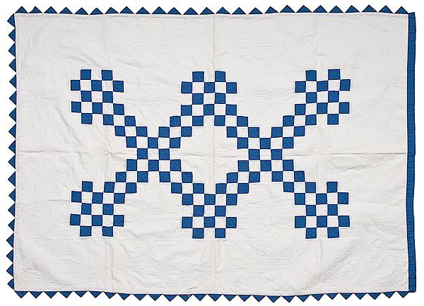 Appraisal: CHILD'S IRISH CHAIN PIECED QUILT An American early th century