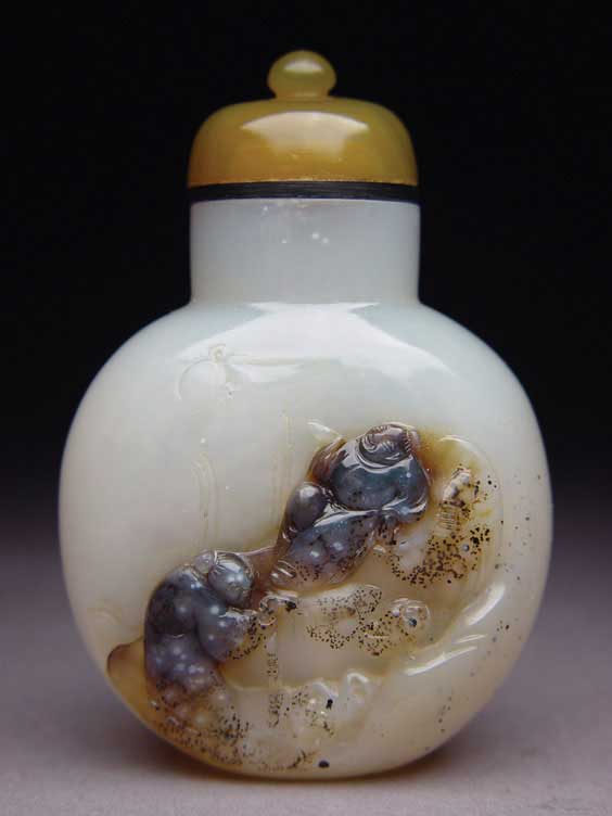 Appraisal: CAMEO AGATE SNUFF BOTTLE Very finely hollowed cameo carved chalcedony