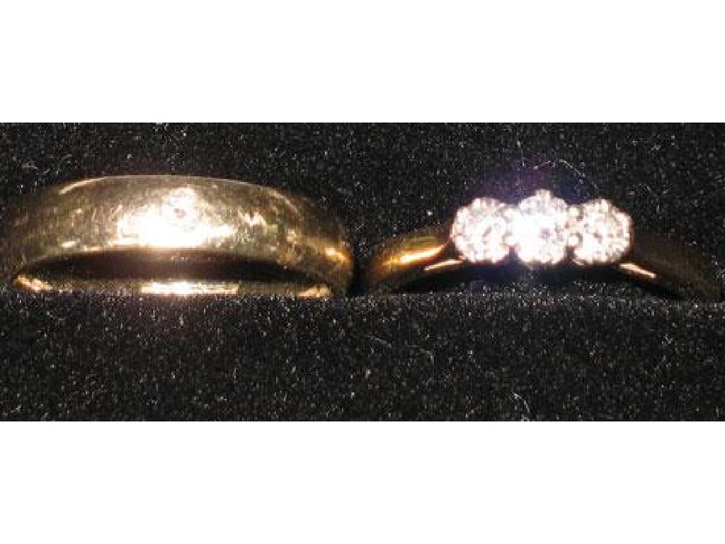 Appraisal: A THREE STONE DIAMOND RING claw set with three graduating