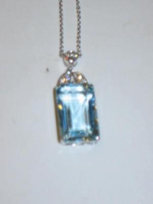 Appraisal: AN AQUAMARINE AND DIAMOND PENDANT NECKLACE the rectangular aqua mm