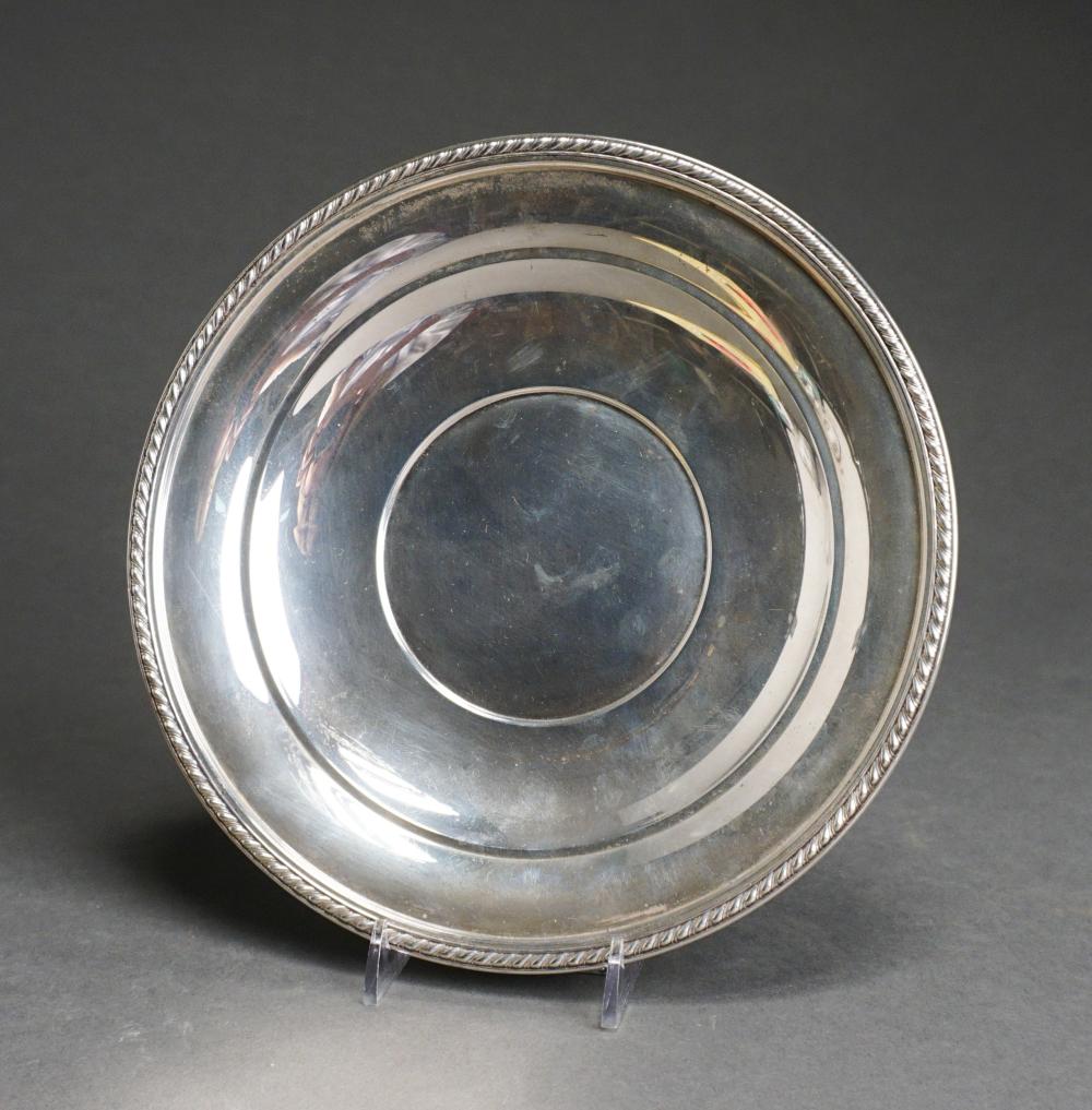 Appraisal: AMERICAN STERLING SILVER CAKE PLATE OZTAmerican Sterling Silver Cake Plate