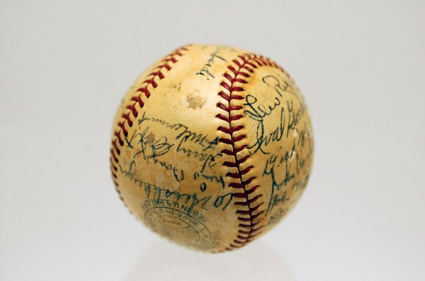 Appraisal: Cincinnati Reds World Series team signed game ball includes signatures