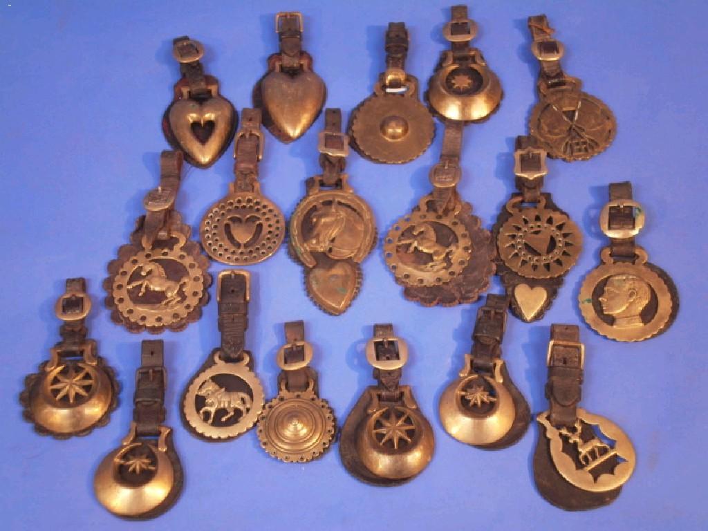 Appraisal: An assortment of single and double horse brasses on straps