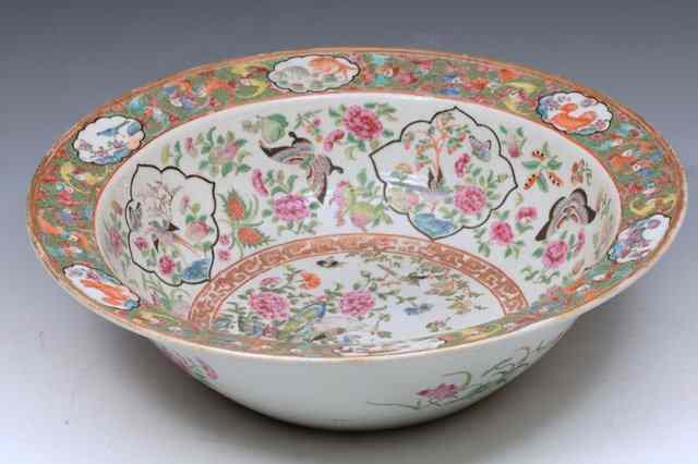 Appraisal: A LARGE CHINESE CANTON FAMILLE VERTE BOWL decorated in enamels