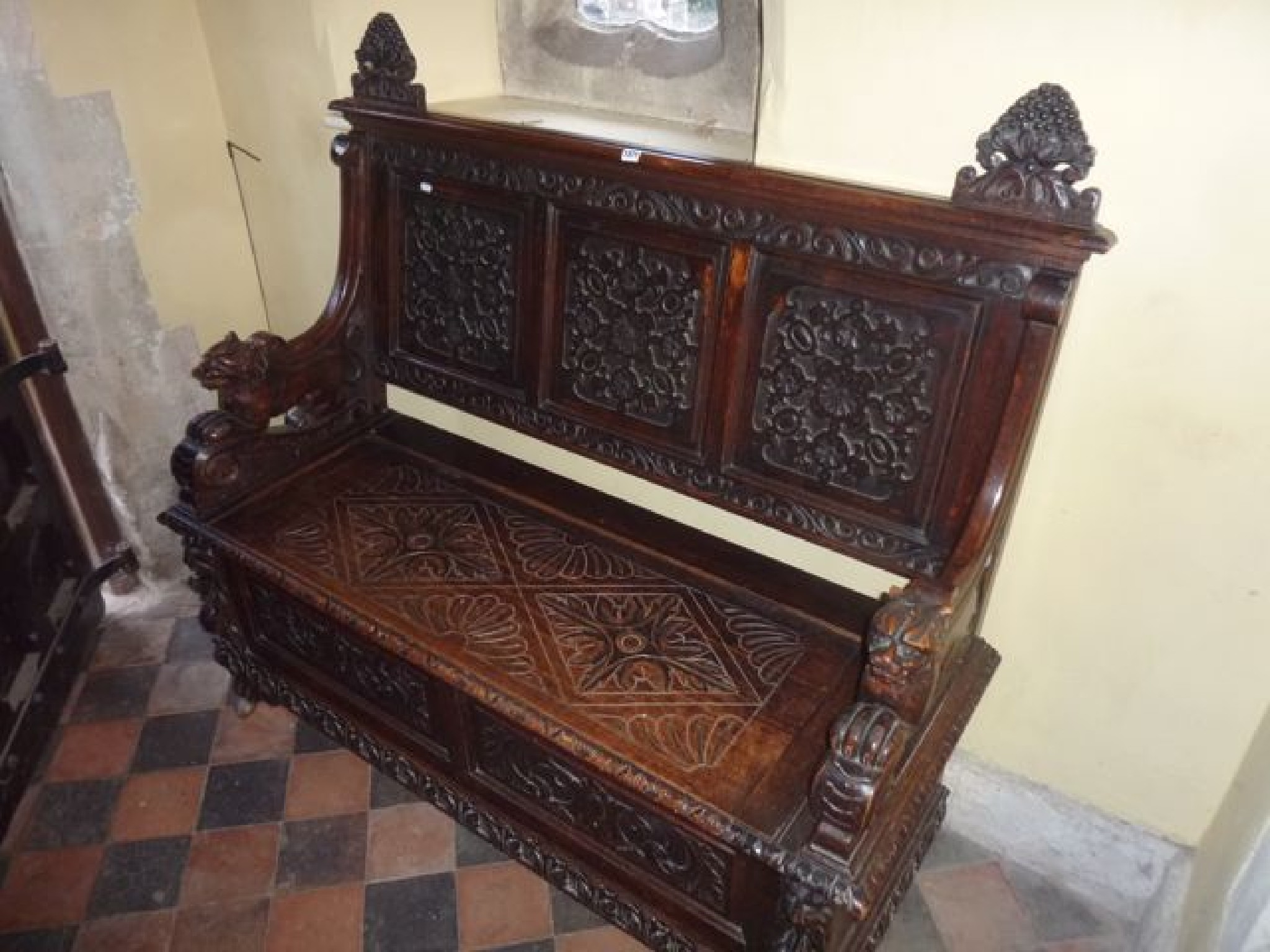 Appraisal: A good quality Victorian oak settle with carved lion geometric