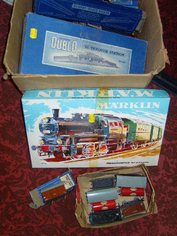 Appraisal: A collection of Dublo O gauge model railway equipment including