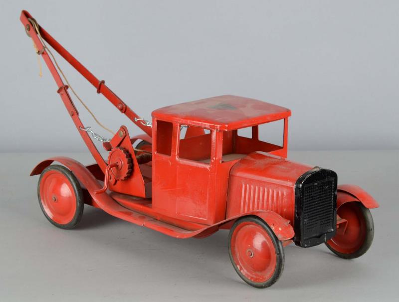 Appraisal: Tri-Ang Heavy Tin Tow Truck Toy This red Bedford Breakdown