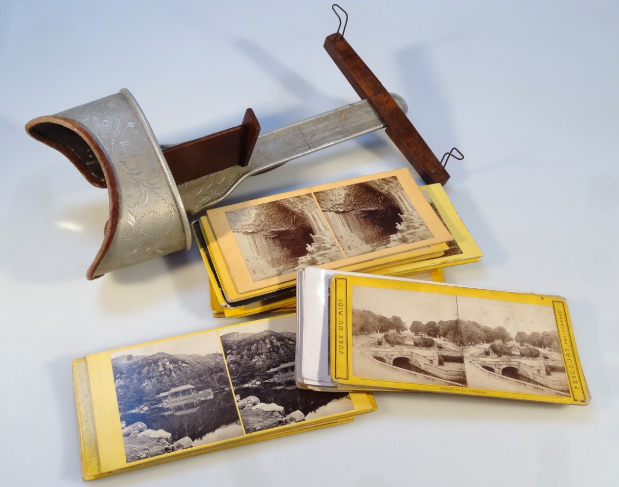 Appraisal: An early thC stereoscopic viewer with metal mounts and a