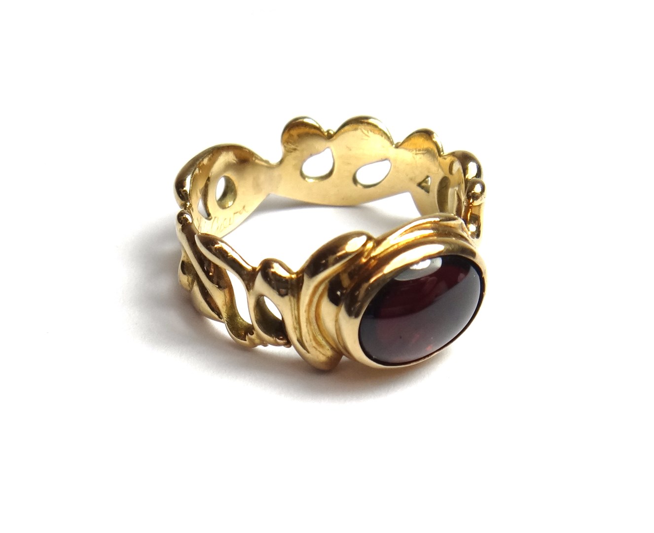 Appraisal: A gold and carbuncle garnet set single stone ring pierced