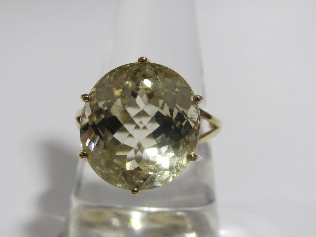 Appraisal: Nine carat gold yellow kunzite single stone ring with carat