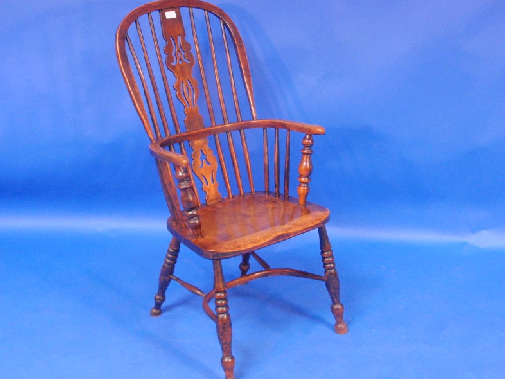 Appraisal: A thC elm and beech Windsor chair with pierced splat