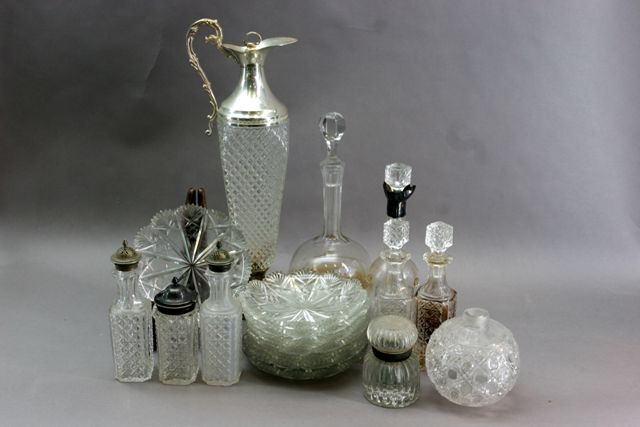 Appraisal: A quantity of th century and later glass ware comprising